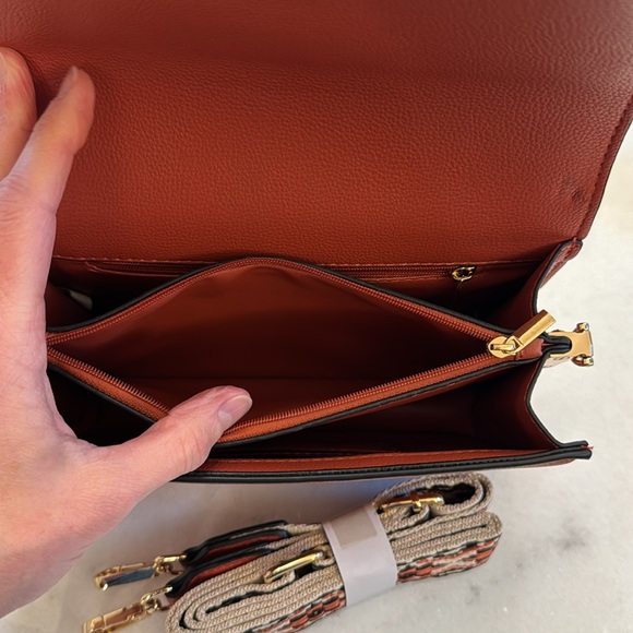 Jenn and Co Crossbody purse - Picture 3 of 9